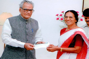 Chairperson Mrs.Sushila Bohra receiving Donation for school from honorable Vice president of India Mr.B.S.Shekhawat in New Delhi.