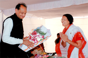 Chairperson Ms. Sushila Bohra welcoming chief minister Shri Ashok Gehlot on the eve of inauguration function of Hostel block. 